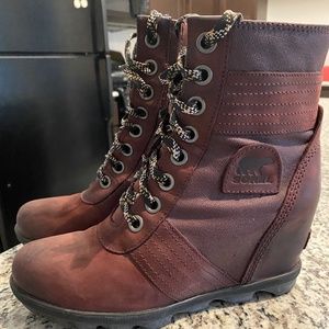 Sorel Joan of Arc (Cranberry)
